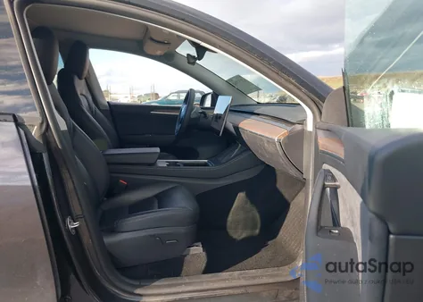 2024 Tesla Model Y Long Range Dual Motor All-Wheel Drive z USA, uszkodzony, nr VIN 7SAYGDEE7RF112936